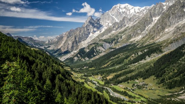 Vue sur le Val Ferret depuis le chemin menant au Refuge Bonatti