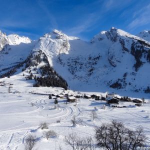 Vue sur les Aravis depuis le chemin menant à la Tête du Danay