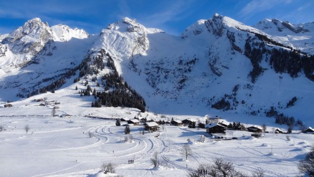 Vue sur les Aravis depuis le chemin menant à la Tête du Danay