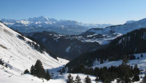 Le Col de la Ramaz est situé juste derrière