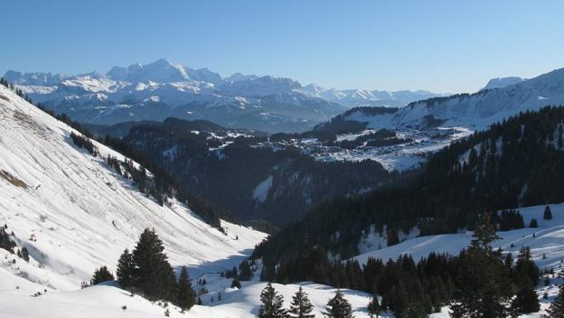 Le Col de la Ramaz est situé juste derrière