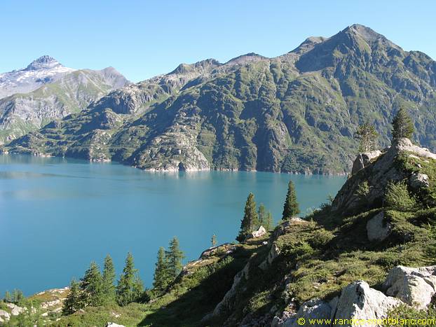 Lac d'Emosson et Bel Oiseau vus depuis le chemin menant au Cheval Blanc