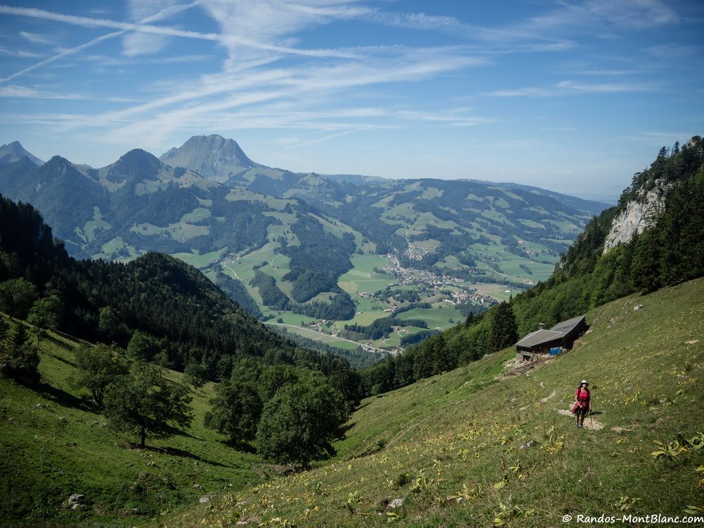 Vue sur le Moléson depuis le sentier montant au Col des Combes