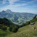 Vue sur le Moléson depuis le sentier montant au Col des Combes