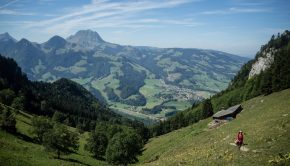 Vue sur le Moléson depuis le sentier montant au Col des Combes