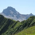 Pointe Percée vue depuis le sommet de la Pointe de Deux Heures