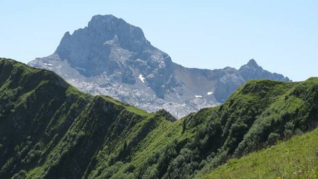 Pointe Percée vue depuis le sommet de la Pointe de Deux Heures
