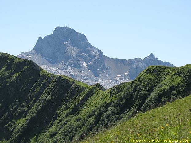 Pointe Percée vue depuis le sommet de la Pointe de Deux Heures
