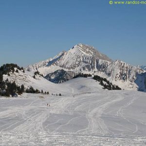 Au dessus du Plateau des Glières, la Montagne des Auges offre une jolie vue sur le Jallouvre