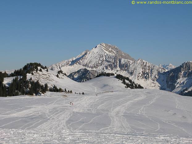 Au dessus du Plateau des Glières, la Montagne des Auges offre une jolie vue sur le Jallouvre