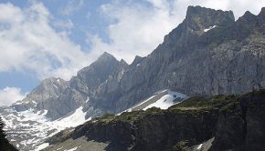 Névés tardifs vus depuis le sentier menant au Col de la Golèse