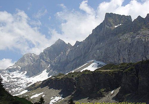 Névés tardifs vus depuis le sentier menant au Col de la Golèse