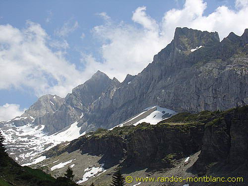 Névés tardifs vus depuis le sentier menant au Col de la Golèse