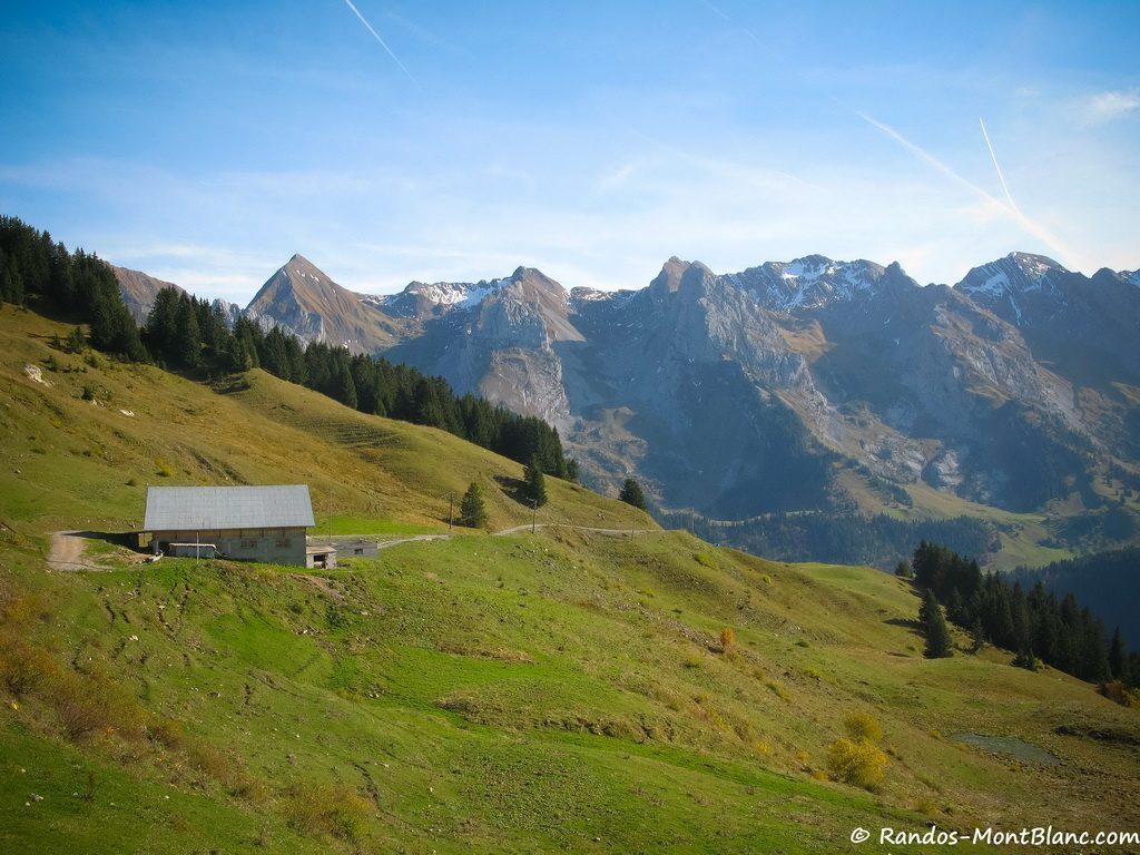 Vue sur les Aravis depuis le chemin menant au Mont Lachat