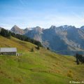 Vue sur les Aravis depuis le chemin menant au Mont Lachat