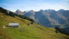 Vue sur les Aravis depuis le chemin menant au Mont Lachat