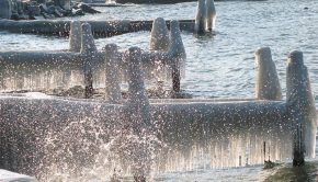 Bords du Lac Léman sous la glace