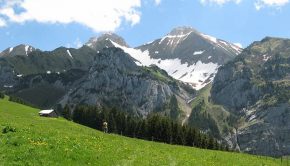 Vue sur le Jallouvre depuis le chemin menant au Lac de Lessy